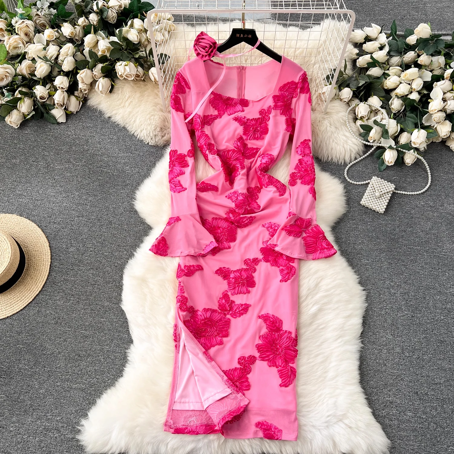 فستان أنيق بتصميم أنثوي مطرز بتصميم زهري ثقيل بأكمام طويلة وطول متوسط مع أكمام منفوخة