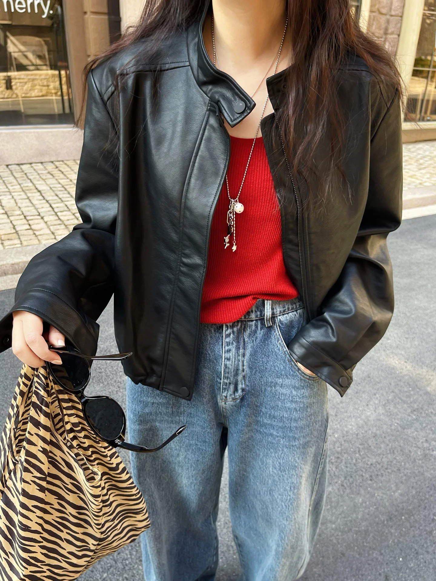 

Женская свободная повседневная кожаная куртка 2026: Новинка ранней весны, ретро-стиль, высококачественная, приталенная, байкерская, на молнии, из искусственной кожи