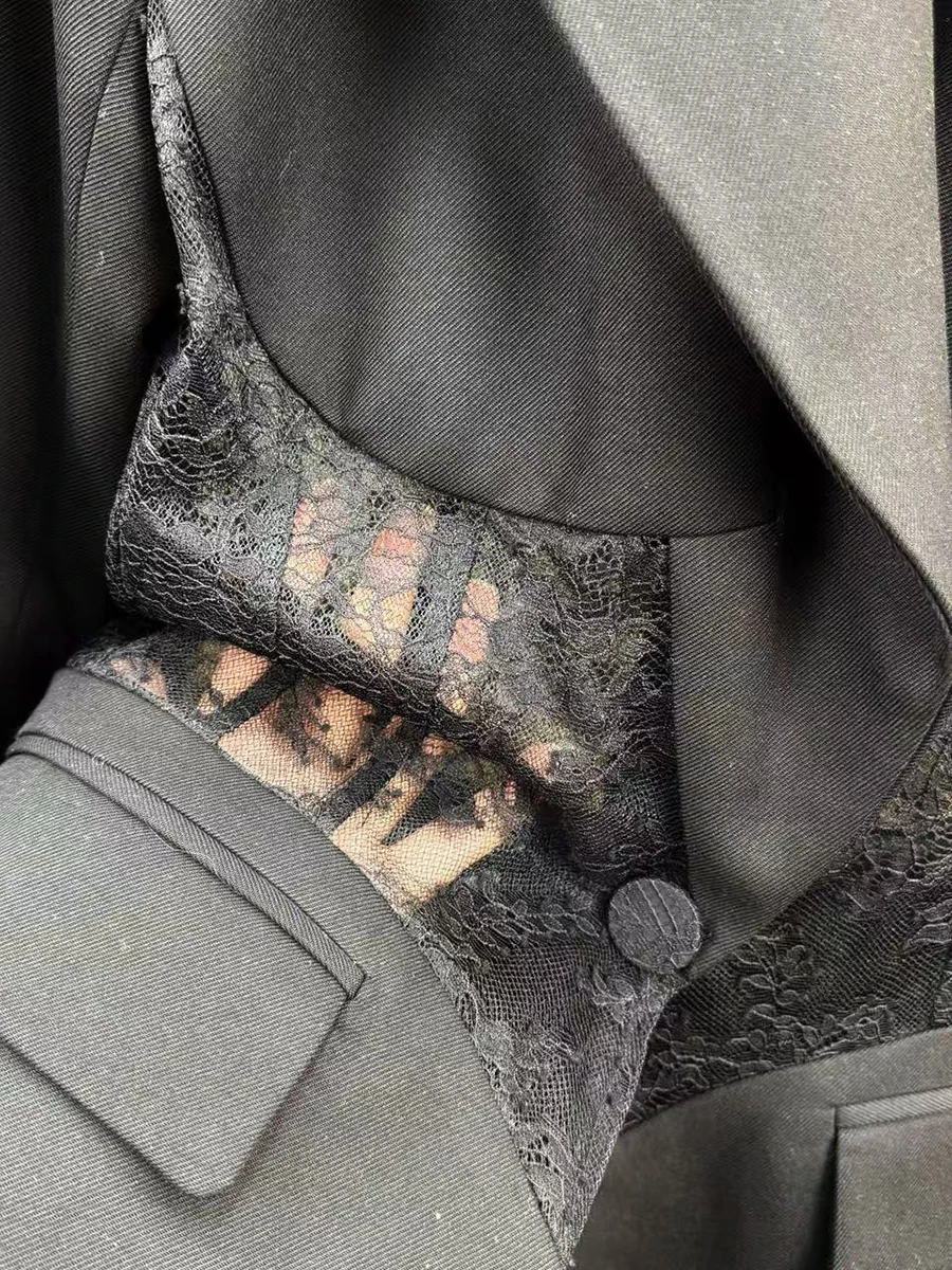 سترة VGH سوداء مقسمة على شكل عظمة السمكة للنساء بياقة مدببة للتخسيس مرقعة من الدانتيل الشفاف تصميم مثير للنادي سترة نسائية