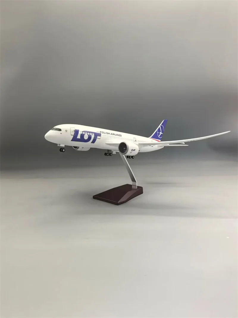 1/130 Scale 43CM Airplane LOT 787-8 Polish Airlines Model With  Light Wheel Diecast Resin Plane Collection Display Gifts Fans view 2