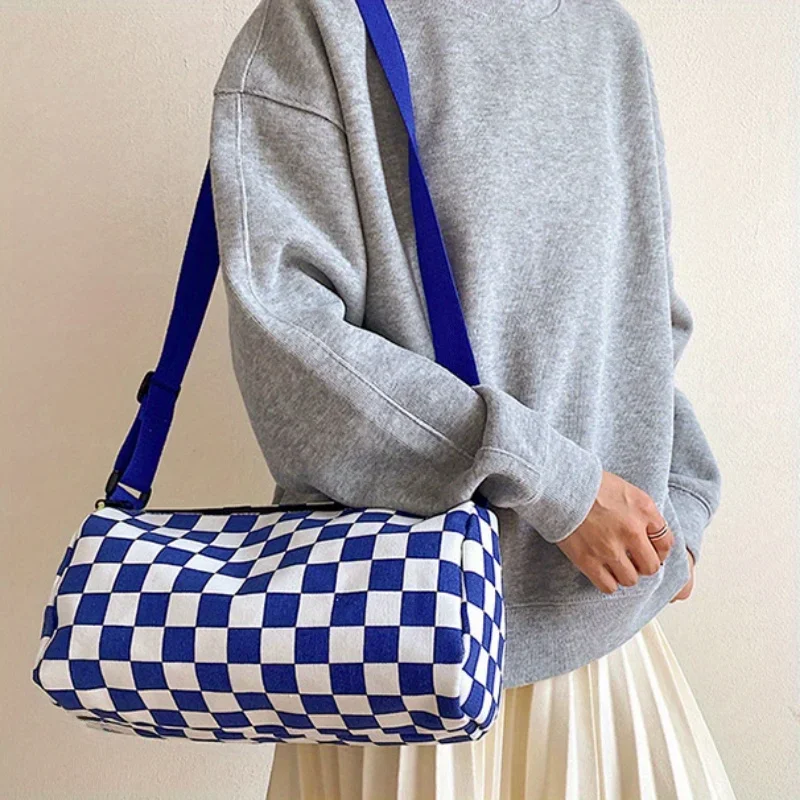女性用キャンバスクロスボディバッグ、シックな格子柄、調節可能なストラップ、ジッパー開閉、スポーティなボストン枕デザイン