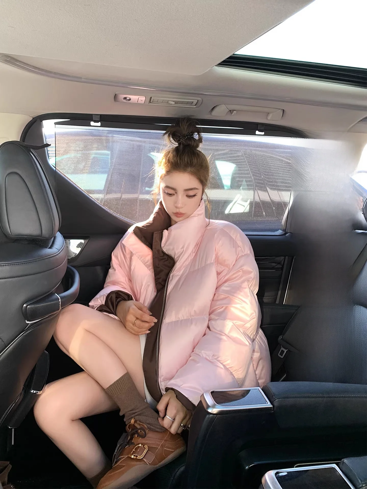 

Модная двухсторонняя пуховая куртка с цветными блоками, теплая, цвета медовый персик и белый, стеганая, с наполнителем из перьев.