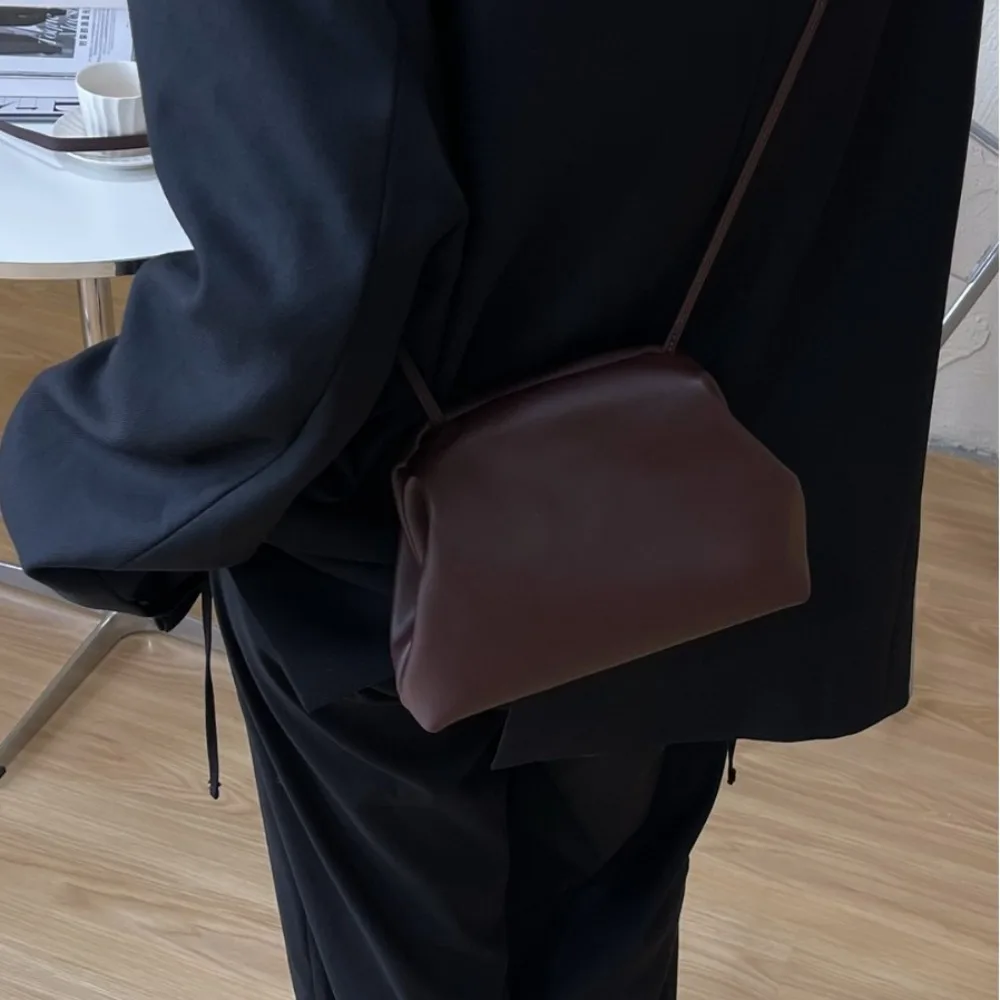 New Niche Design Inside Outside Leather Simple Versatile Shoulder Crossbody Armpit Bag Pleated Clip Bag Shell Cloud Clutch Bag