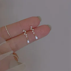 1 pair of elegant long water drop zircon pendant earrings for ladies with fashionable temperament. Gift for friends and classmat