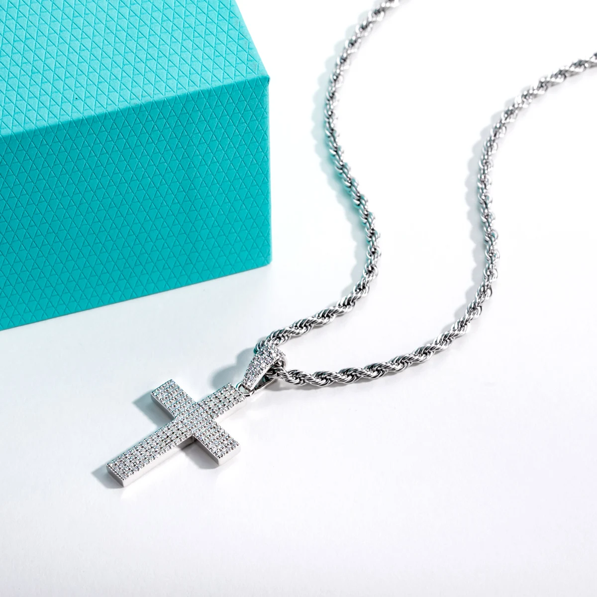 AnuJewel Funkelnder 0,832 Karat D-Farben-Moissanit-Kreuzanhänger, mehrlagige Hip-Hop-Halskette aus 925er Sterlingsilber, New Age Dope Schmuck – Detail 4