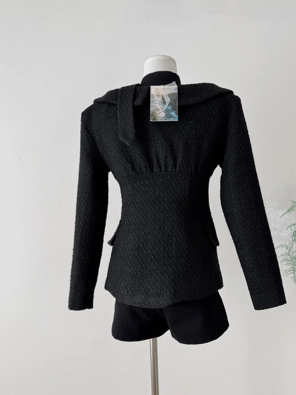 Top Preto E com Decote em V e Cinto, Estilo Slimming, Moda Fena em Fibra de Poliéster para Outono e Inverno