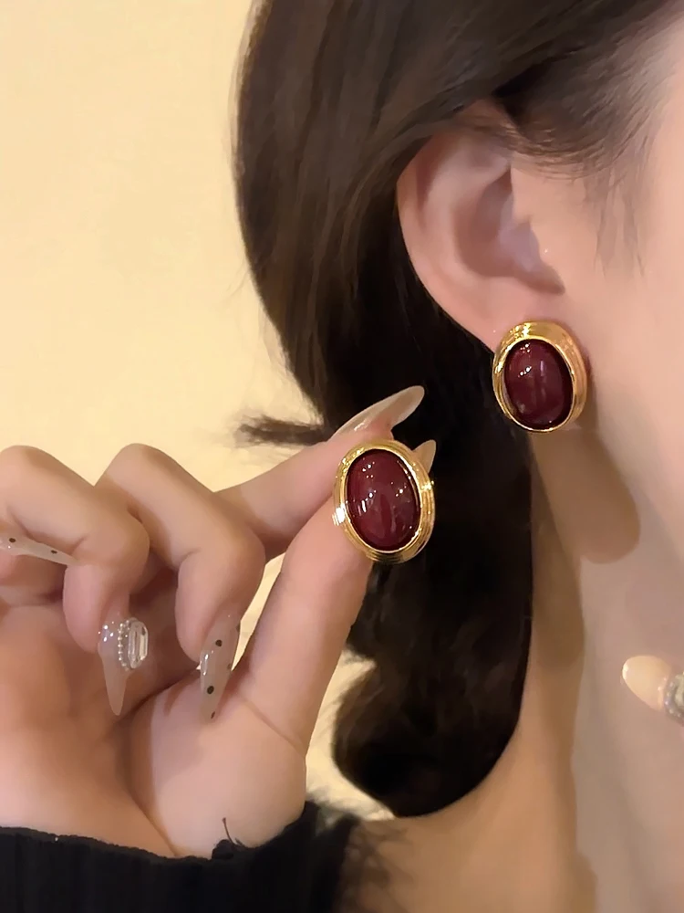 

Retro Hong Kong Style Goddess Elegance Light Luxury French Oval Anchora Red Earrings Unique Fashion Ear Studs