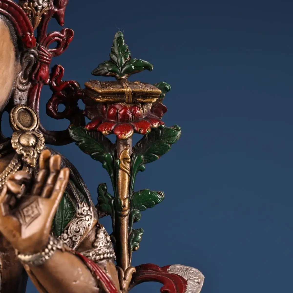 Treasures, old collections, pure copper painted gold Manjushri Bodhisattva weighing 1800 grams, 30 cm high and 22 cm wide