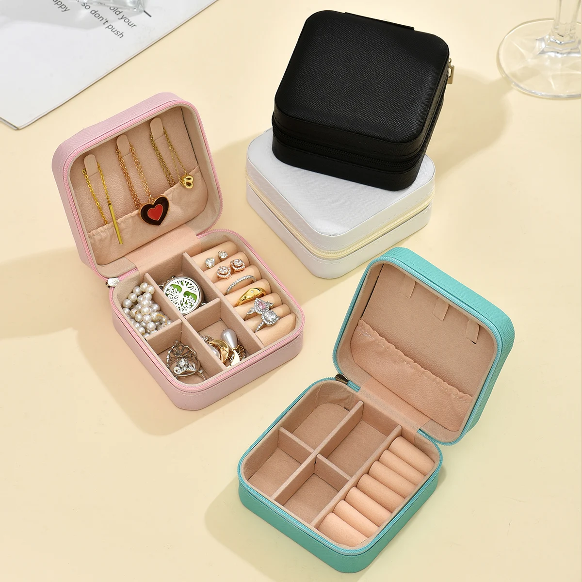 1PC, Jewelry Storage Box, Material: Main Plastic + Leather + Flannel, Color Divided Into: Black, White, Pink, Blue.