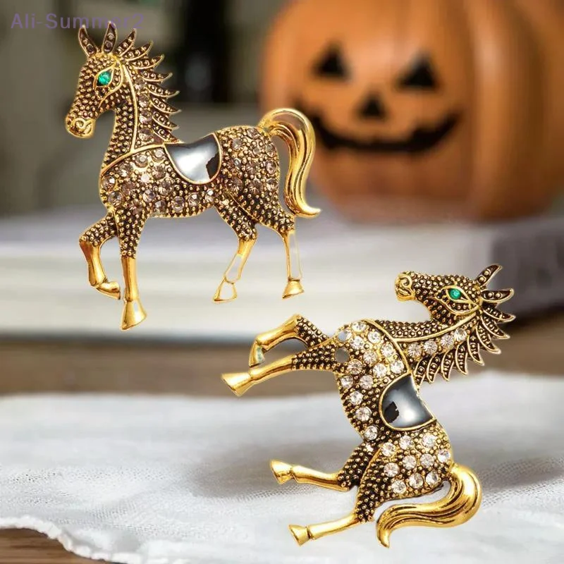 Broche del zodiaco del caballo de batalla de estilo vintage con esmalte y pedrería; Ramillete de solapa elegante para trajes y regalos de hombres y mujeres