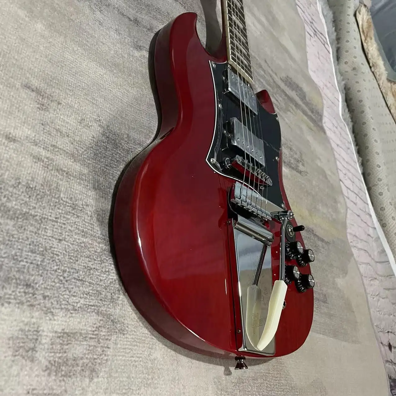 Tersedia, gitar listrik 6-chord SG, bodi merah transparan, joystick vibrato, gambar pengiriman nyata, pesanan segera dikirim