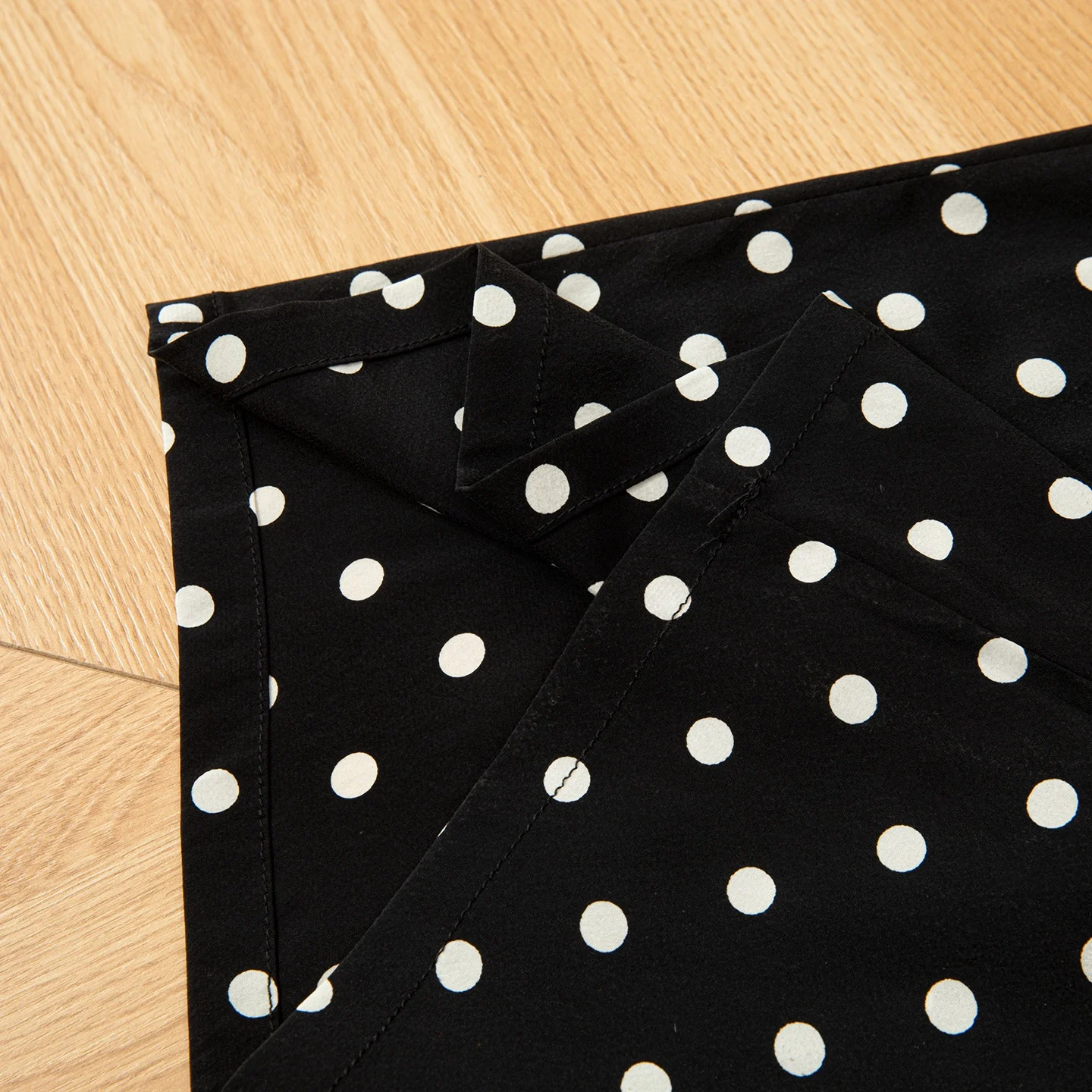 2025 Women's Classic New 100% Natural Mulberry Silk Crepe De Chine Black/White Wave Dot Flower Bud High Waist Straight Leg Pants