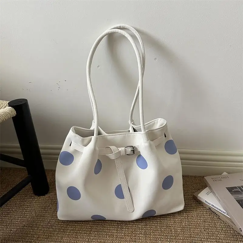 Gepunktete Schultertasche mit großer Kapazität und Schnallendesign für den täglichen Arbeitsweg und Einkauf. – Detail 9