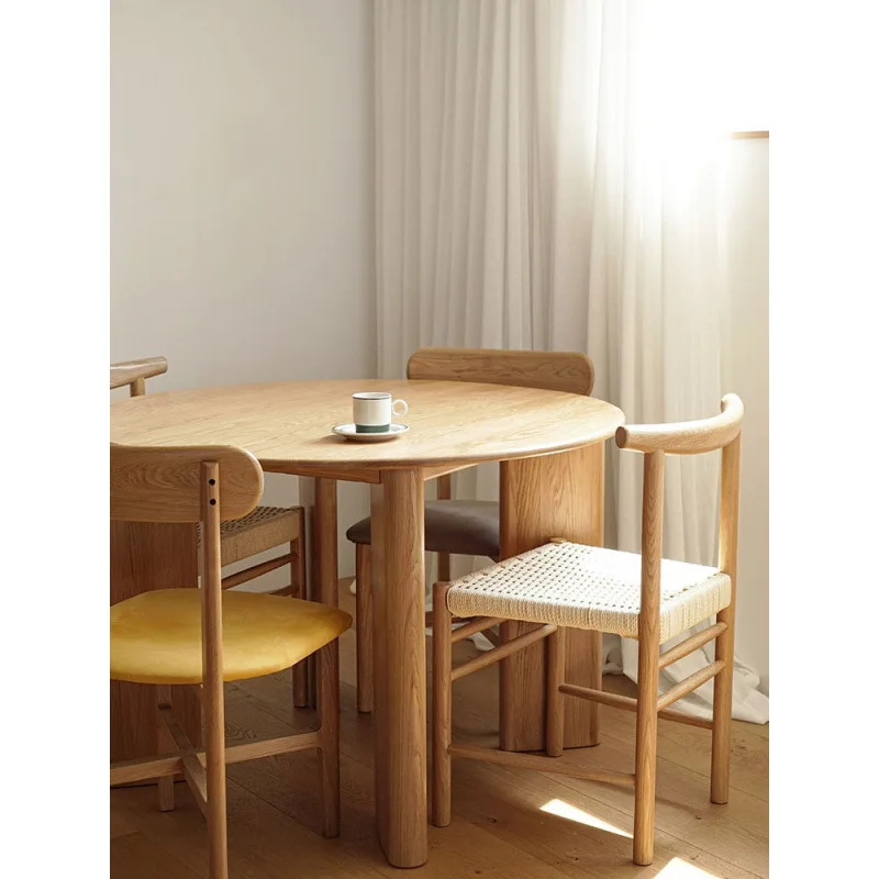 طاولة مستديرة من الخشب الصلب على الطراز الياباني، شقة صغيرة منزلية، طاولة طعام حديثة وبسيطة