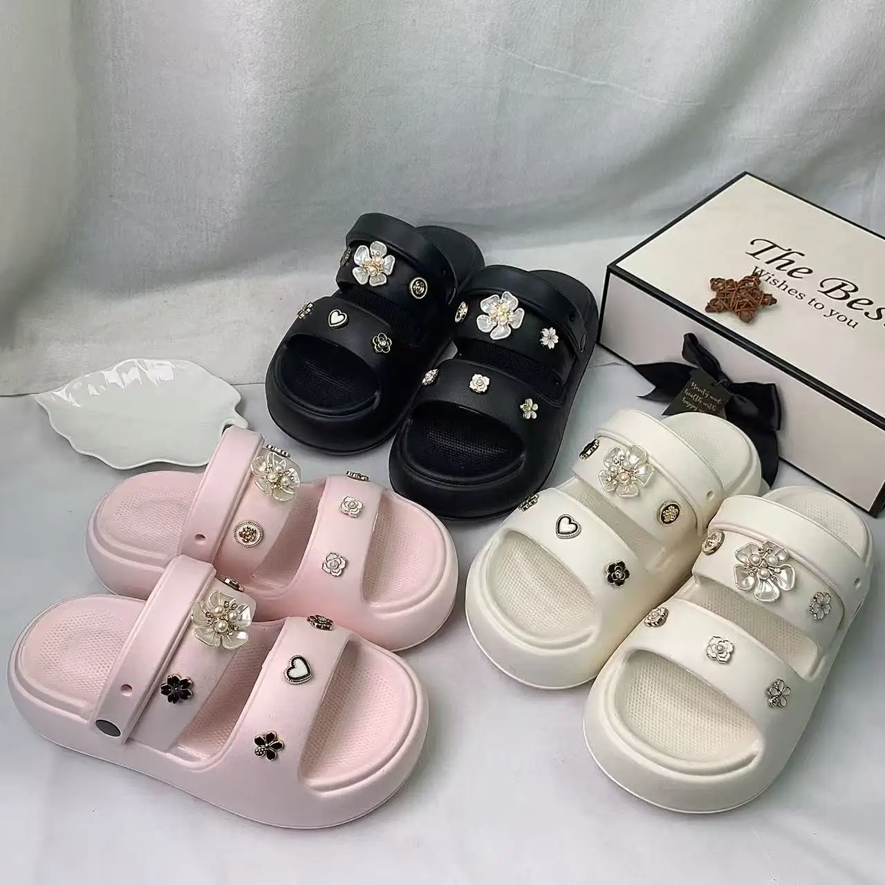 Nuevas Sandalias de Plataforma con Doble Tira y Diseño de Flor de Cinco Pétalos en Blanco y Negro, Versátiles para Uso Interior y Exterior, Pantuflas de Playa Eva para Mujer