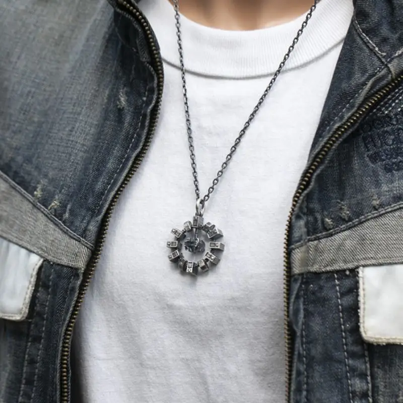 قلادة قلادة على شكل محطة فضائية للتحمل من البضائع بين النجوم - هدية لعبة إبداعية فريدة من نوعها للرجال #4