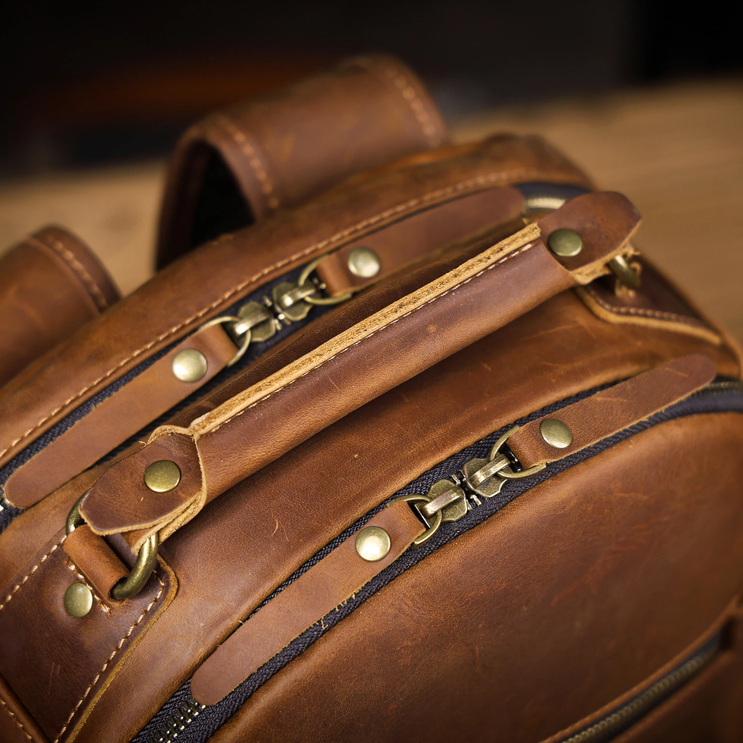 Vintage handgefertigter Rucksack aus hochwertigem Echtleder für Herren, Leder-Laptop-Umhängetasche, Crazy Horse Schultasche, modisch für Männer – Detail 15
