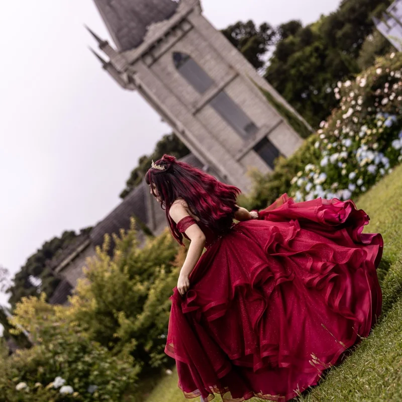 Brilhante borgonha quinceanera vestido de cristal glitter decalque renda camadas cauda longa vestidos de 15 quinceanera ﻿ Personalizar