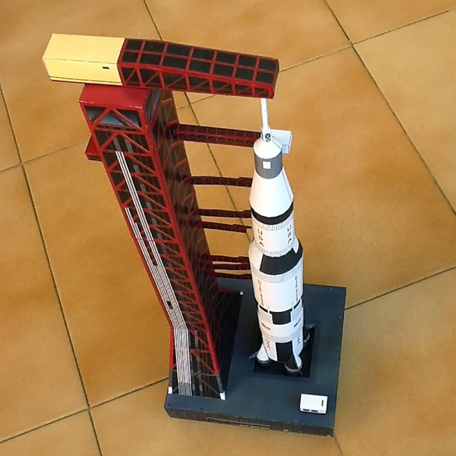 1:300 escala uss saturno v foguete e almofada de lançamento modelo conjunto diy artesanato modelo de papel kit brinquedo artesanal presente coleção