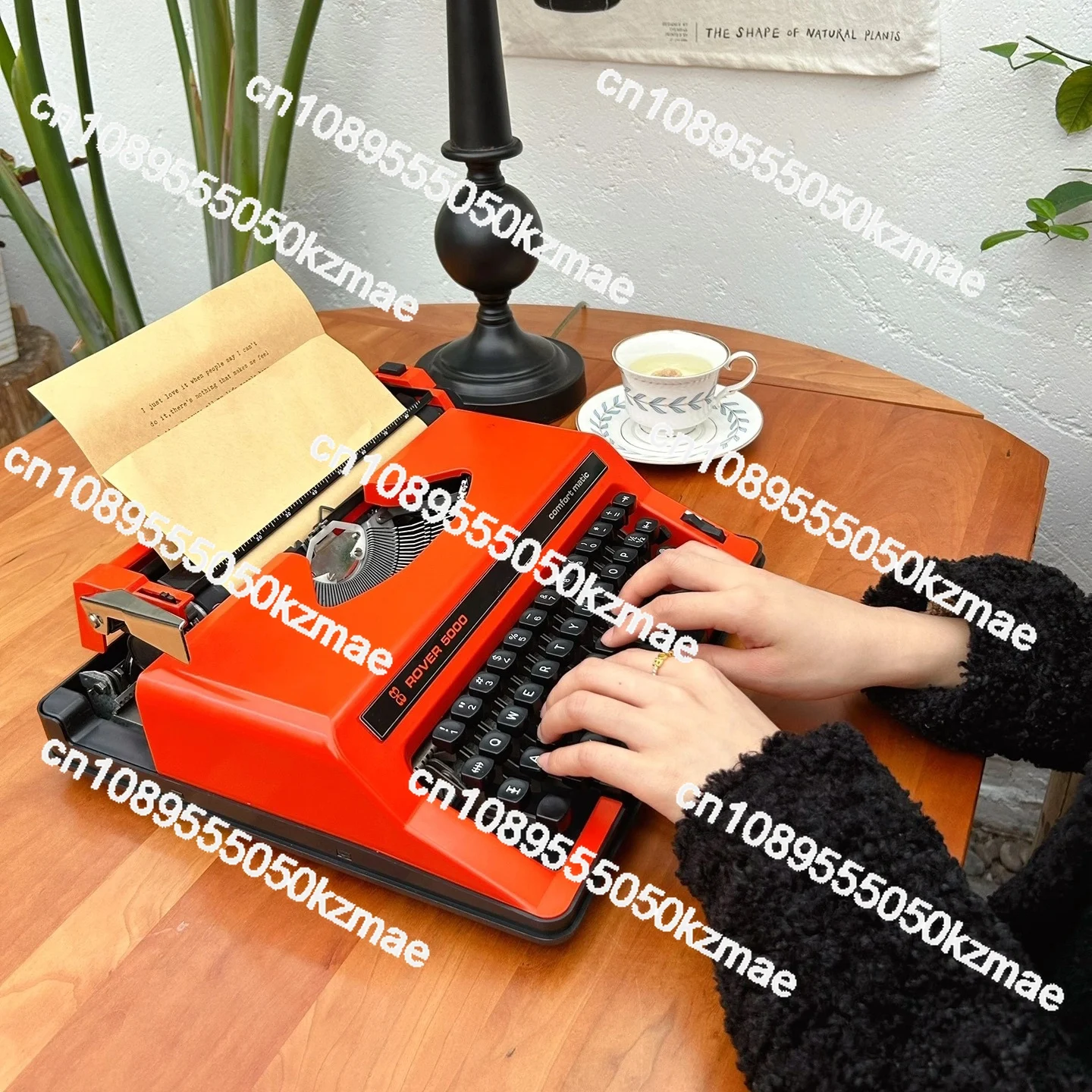 

В НАЛИЧИИ Итальянское оборудование ROVER Старая пишущая машинка Ретро Английский 1980-х годов Нормальное использование