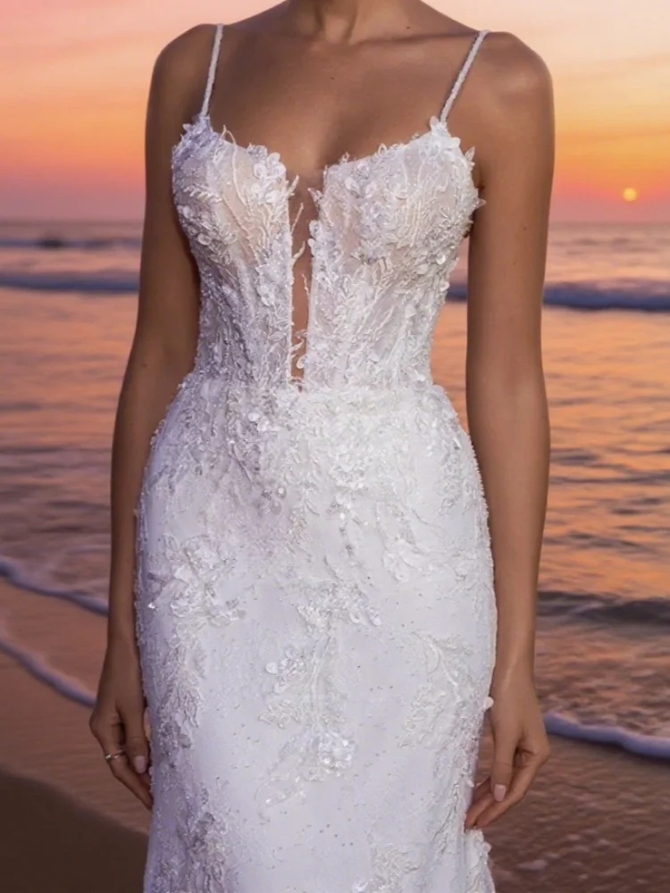 Op maat gemaakte lange en prachtige bruidsjurk met schouderkaart, hartvormige kraag, borstelstijl, trailing trouwjurk