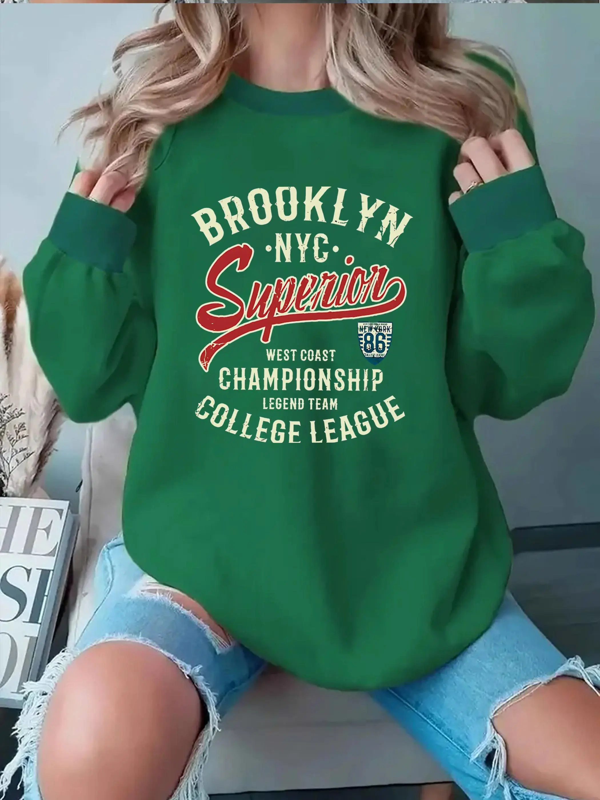 여성용 패션 스웨트셔츠 브루클린 컬리지 얼라이언스 테마 패턴은 '브루클린 NYC 엑설런스'와 같은 단어와 배지를 결합한 것입니다.
