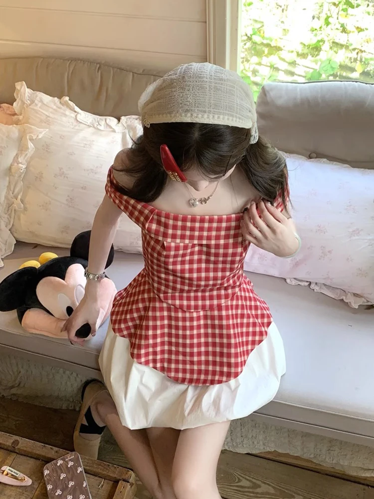 

Корейский ретро-комплект из двух предметов: топ на одно плечо с завышенной талией в красную клетку и юбка-бутон, лето 2025