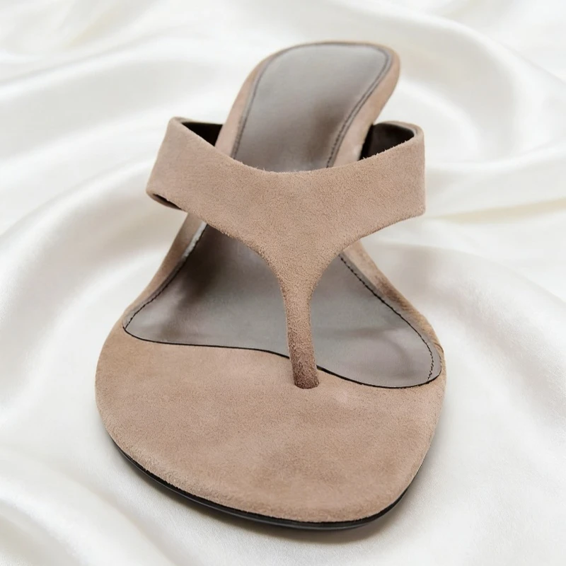 

Элегантные замшевые женские шлепанцы с ремешком между пальцами, летние повседневные пляжные тапочки 2026 года, удобные женские сандалии на каблуке-рюмочке