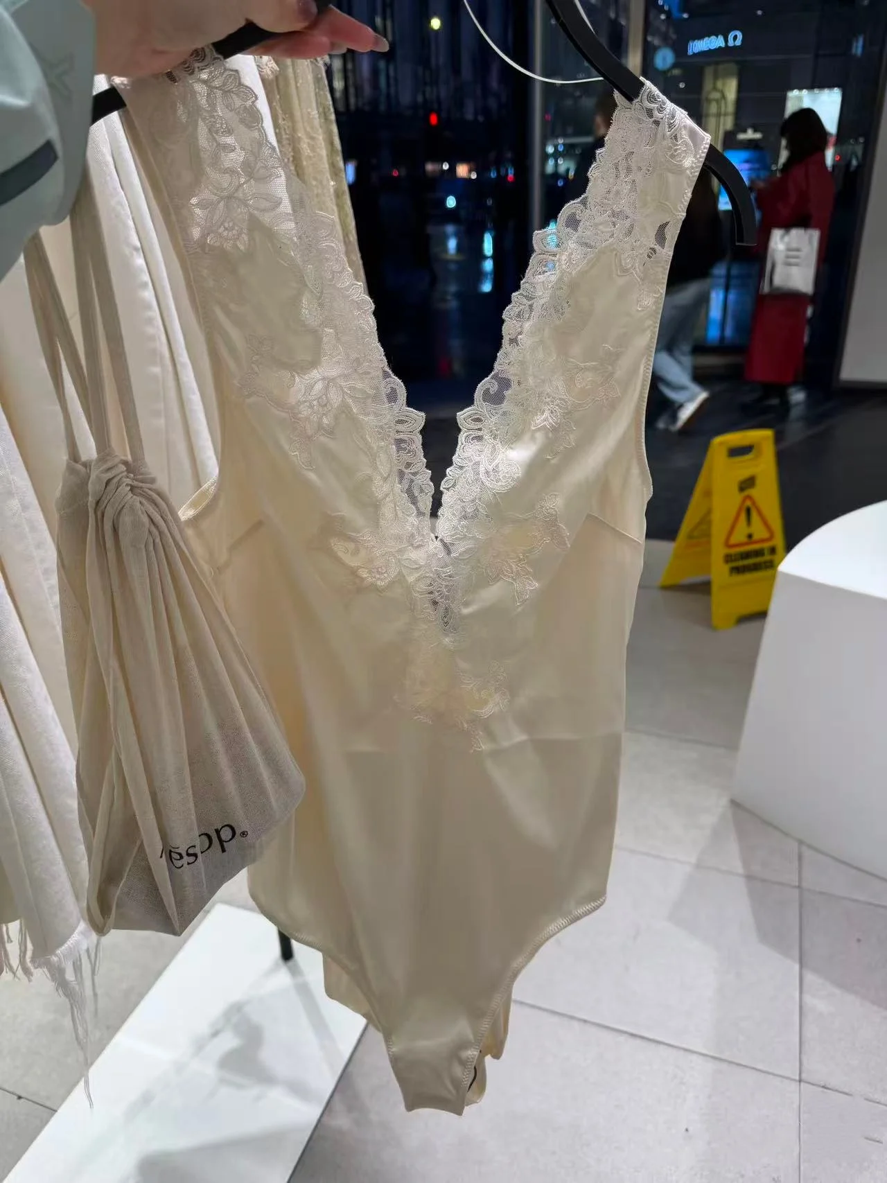 

Весна 2026: Женский облегающий комбинезон из шелкового атласа с прямыми короткими штанинами, высокой талией, в деловом стиле, стандартной толщины, полиэстер...