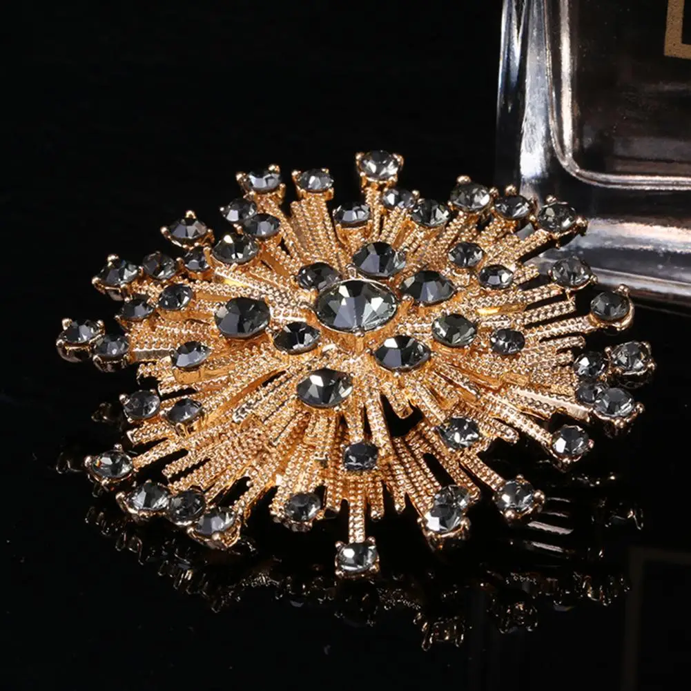 Fashion Rhinestone Decor Retro Brooch Pin Snowflake Shape Electroplated Long Lasting Party Jewelry Brooch Clothes Decor