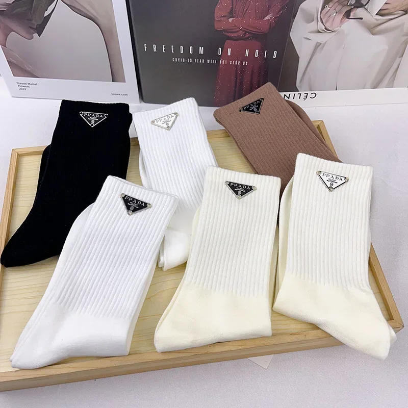 Klassische reine Farbe, Schwarz, Weiß, P-Buchstabe, Dreiecksetikett, modische Unisex-Socken aus handgenähter gekämmter Baumwolle in der Mitte der Wade