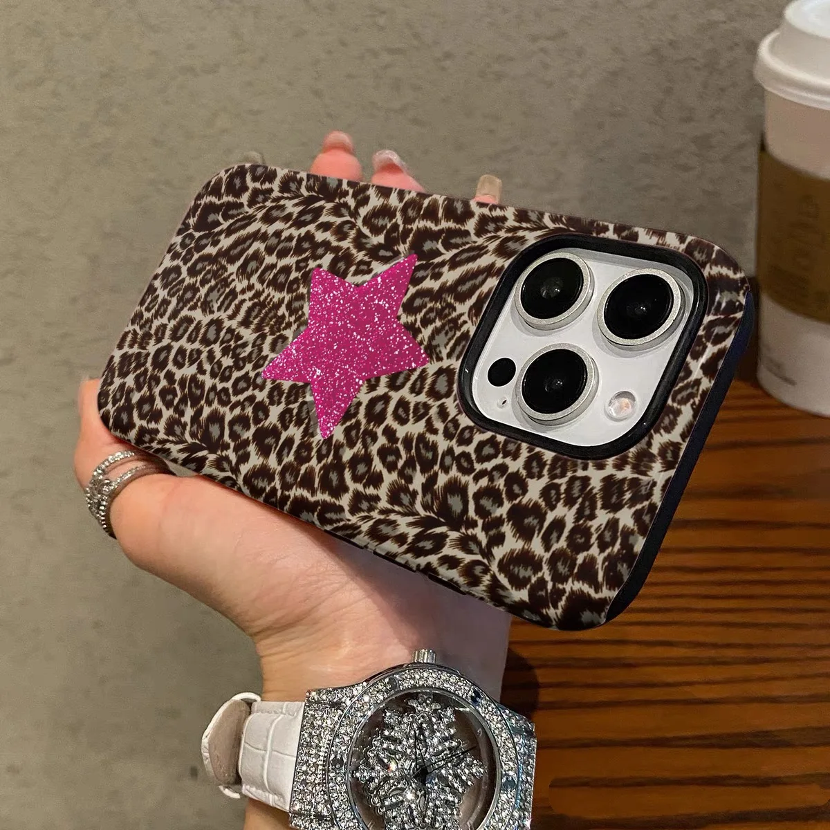 حافظة بنقشة الفهد البني مع نجوم وردية لهاتف آيفون 17 16ProMax 15 14 13 12 11 PRO أكريليك من مادة البولي يوريثان الحراري اثنان في واحد حافظات هواتف مغناطيسية