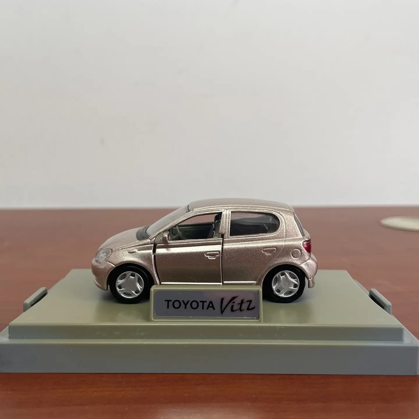modellino-auto-toyota-vitz-in-scala-1-43-in-lega-pressofusa-oro-rosa-souvenir-classico-nostalgico-per-adulti-esposizione-statica