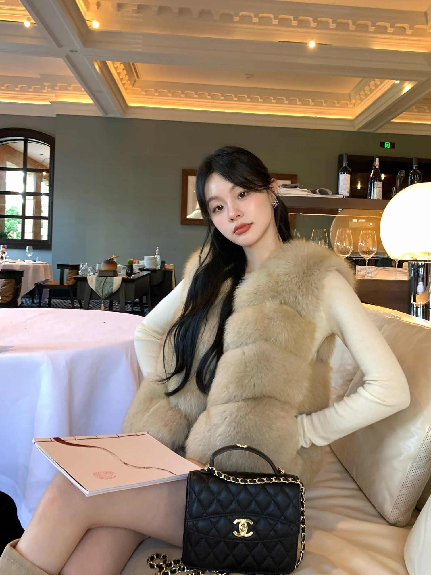 

Женский меховой жилет Nana Ma Jia: Теплый и комфортный, осенне-зимний, в корейском стиле, прямой крой, V-образный вырез, без рукавов