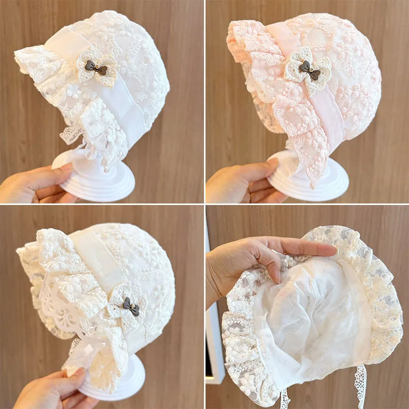 

Милая дворцовая кепка принцессы для маленьких девочек, милая шапка для новорожденных с бантом, шапочки, мягкая кружевная шапка с рюшами для младенцев, защитная шапка со шнуровкой для малышей