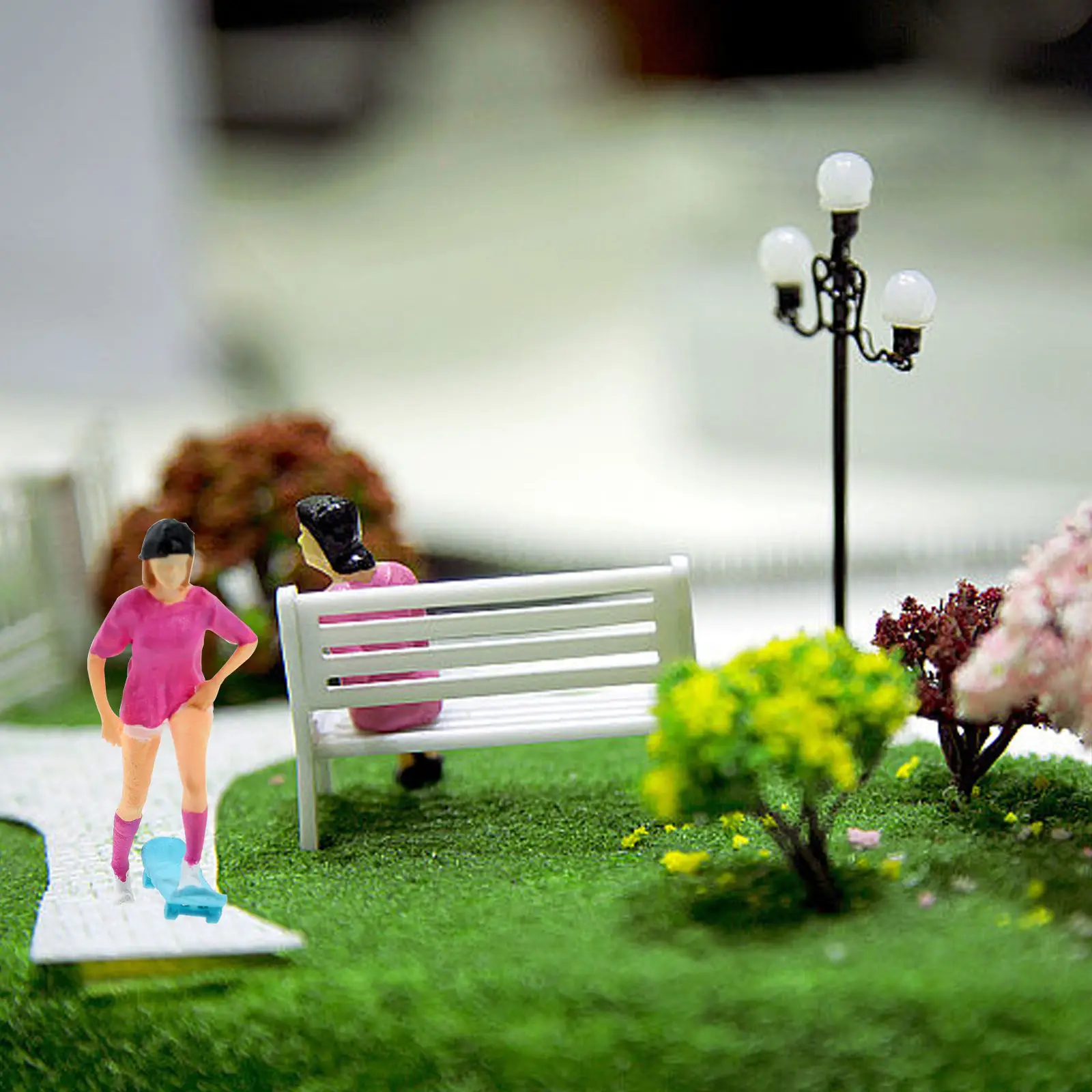 

Stylish Skateboard Girl Resin Statue Decor for Sand Table Mini House Decoration Creative Photography Prop Wedding Party Hotel