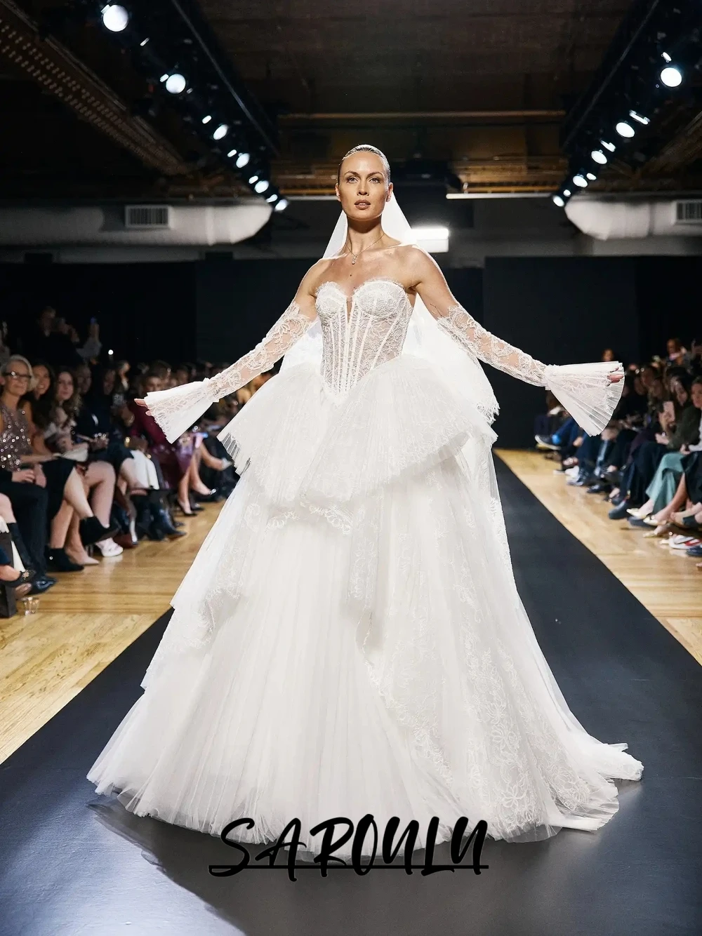 

Роскошное свадебное платье в стиле Runway с вырезом «сердечко», кружевным корсетом, многослойным фатином и съемными рукавами