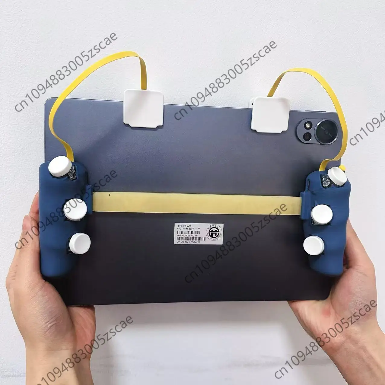 Conecte o ponto e atire no botão do gamepad com seis dedos, oito dedos e dez dedos