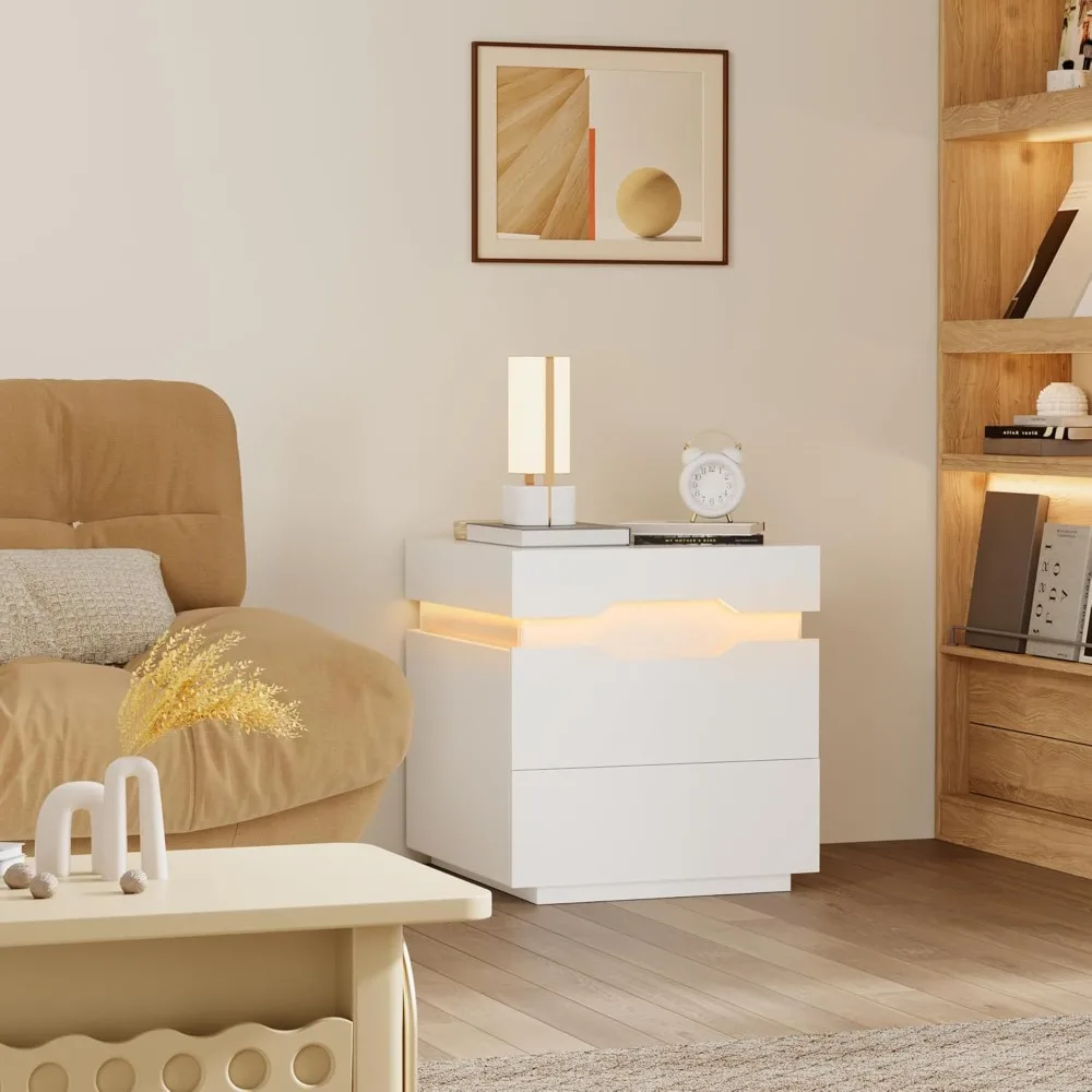 طقم طاولات ليلية مكون من قطعتين مع قاعدة شحن وسطح منزلق، وطاولة جانبية بسعة كبيرة، وطاولة بجانب السرير مع درجين