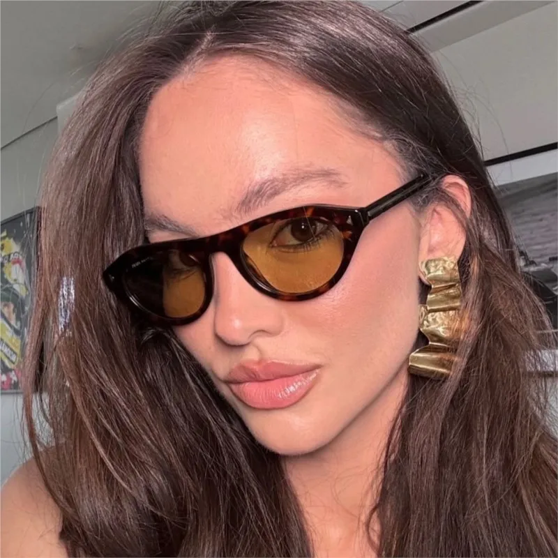 Neue Modische Designer-Sonnenbrille für Damen, Cat-Eye-Form, Retro-Trendy Ovale Nieten-Brille, Y2K UV400 Schutz, Gafas