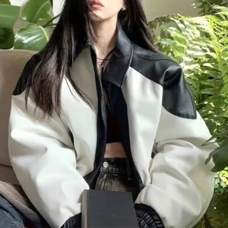 เสื้อแจ็คเก็ตมอเตอร์ไซค์หนังสีดําและสีขาววินเทจอเมริกันสําหรับผู้หญิง เสื้อแจ็คเก็ตสไตล์เบสบอลระดับไฮเอนด์ยอดนิยมปี 2025