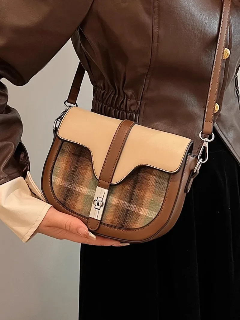 Trendy Wool Blend Grid Saddle Shoulder Crossbody Bags Women Tote Handbags and Purses 2023 New Plaid Messenger Bag High Quality