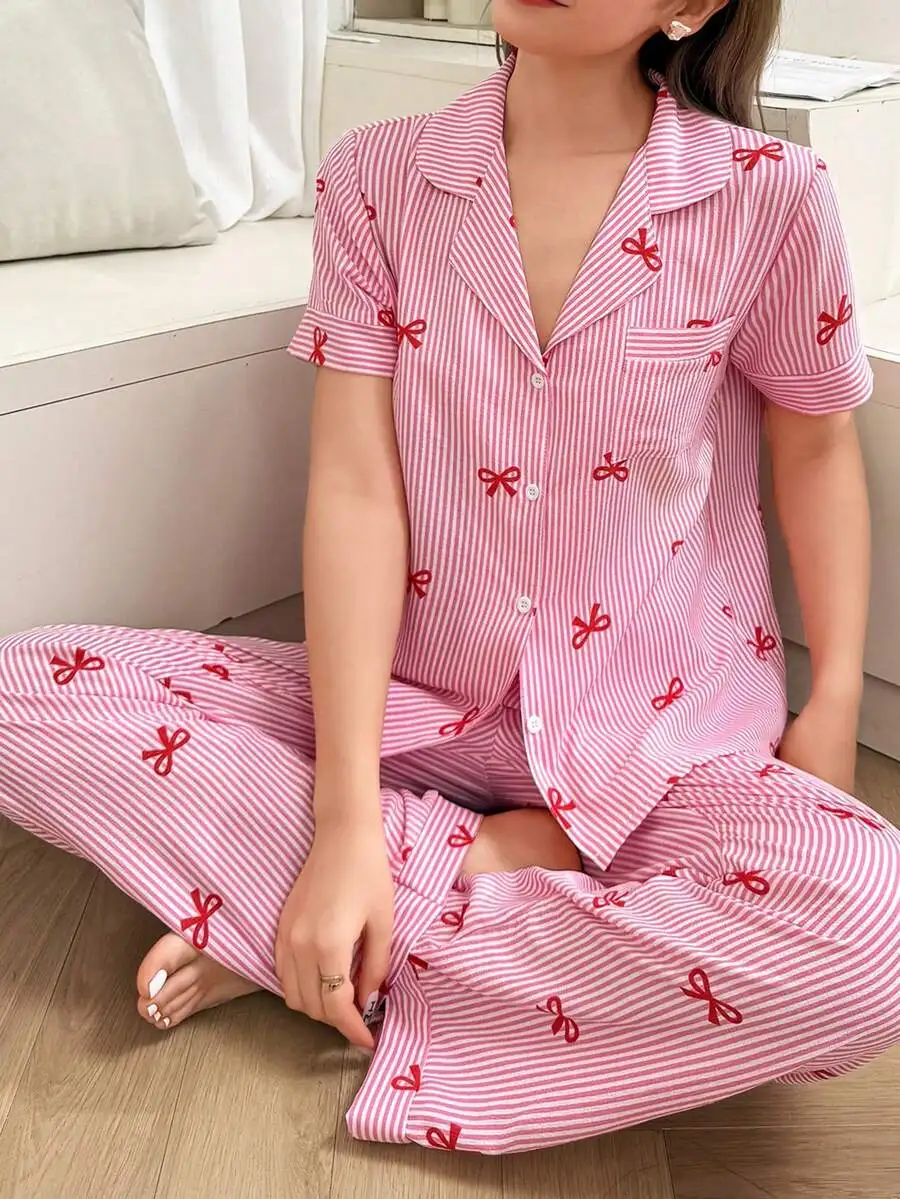 

Женский розовый полосатый пижамный комплект с короткими рукавами и принтом красного банта