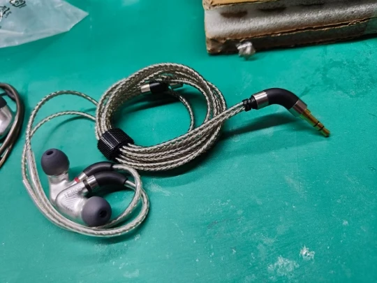 

Monitor high-quality bass from in-ear headphones