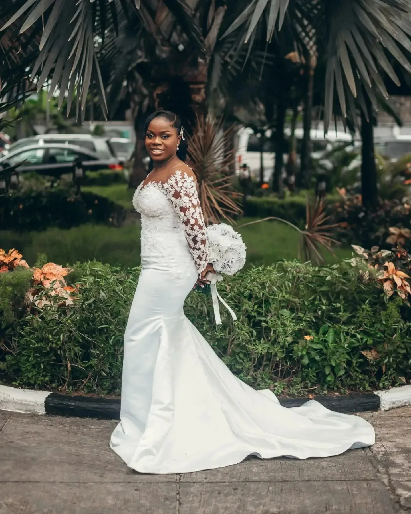 Flavinke カスタマイズされたシアーネックキラキラアップリケスパンコールマーメイドウェディングドレス取り外し可能なスカート長袖ブライダルドレス