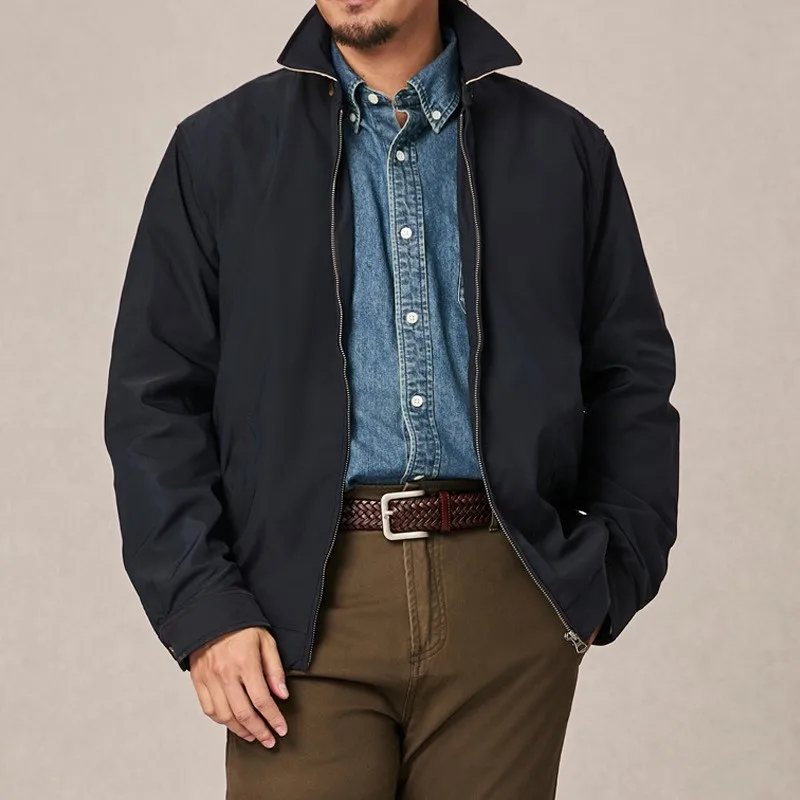 

This classic lapel contrasting color sports is a casual coat with loose inner lining