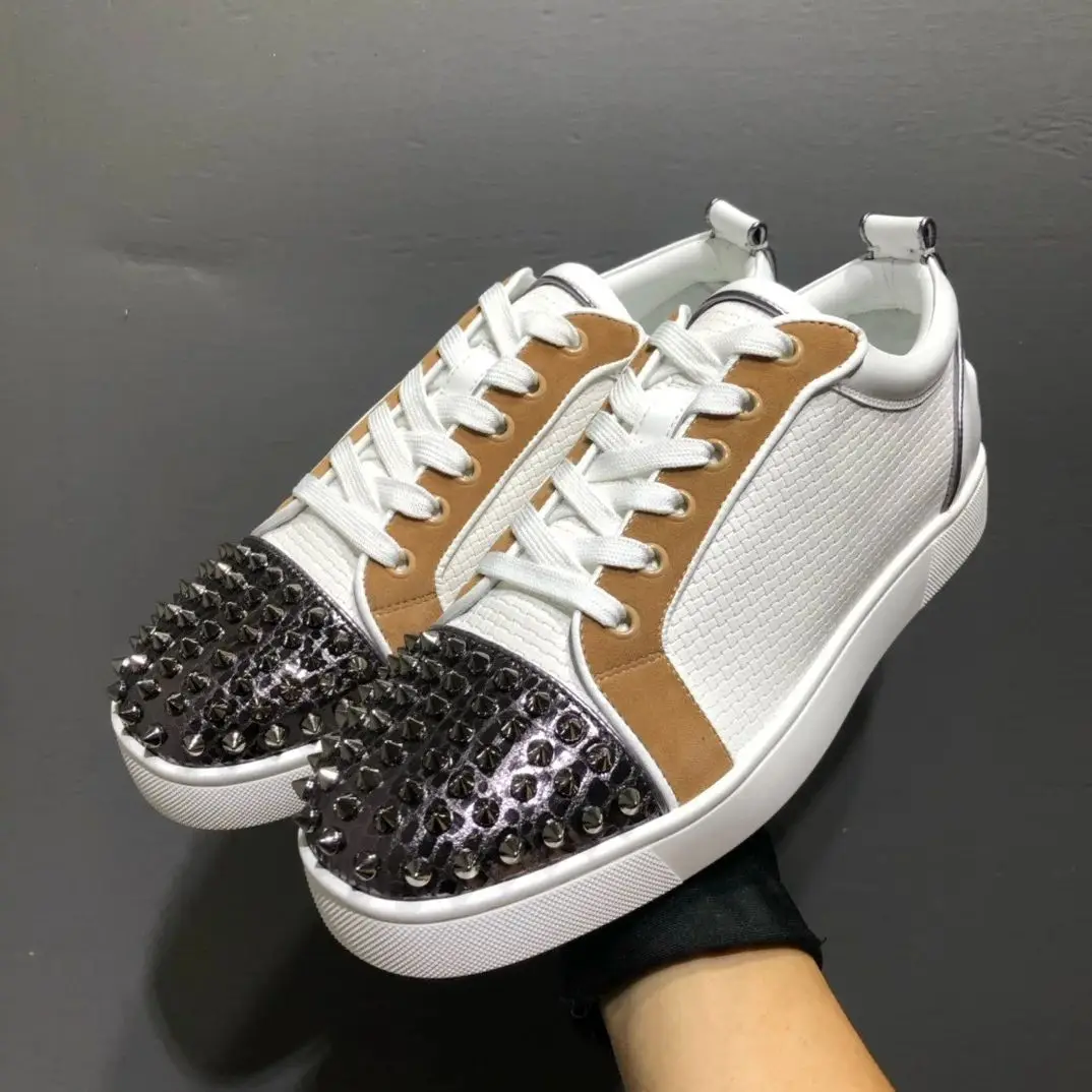 

Роскошные повседневные туфли с низким верхом и заклепками на носке, обувь на плоской подошве со шнуровкой, кроссовки из белой кожи с красной подошвой, кроссовки для мужчин