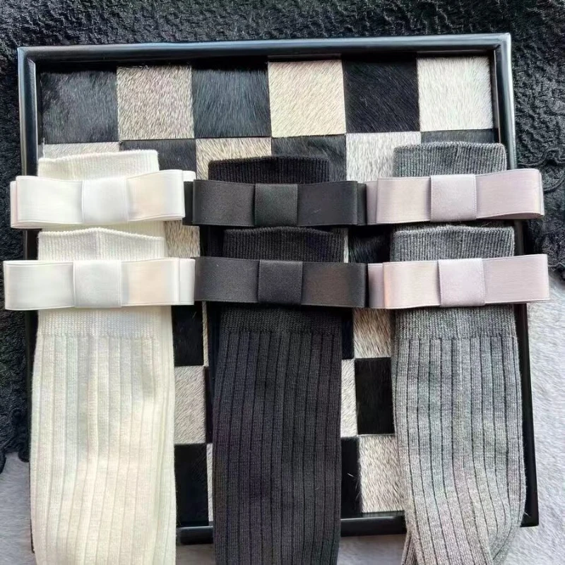 Chaussettes pour femmes gris à rayures verticales, bas empilés à tube fin avec nœud japonais