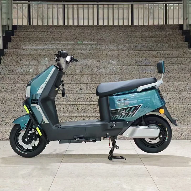 Adult electric scooter with disc brakes and powerful motor