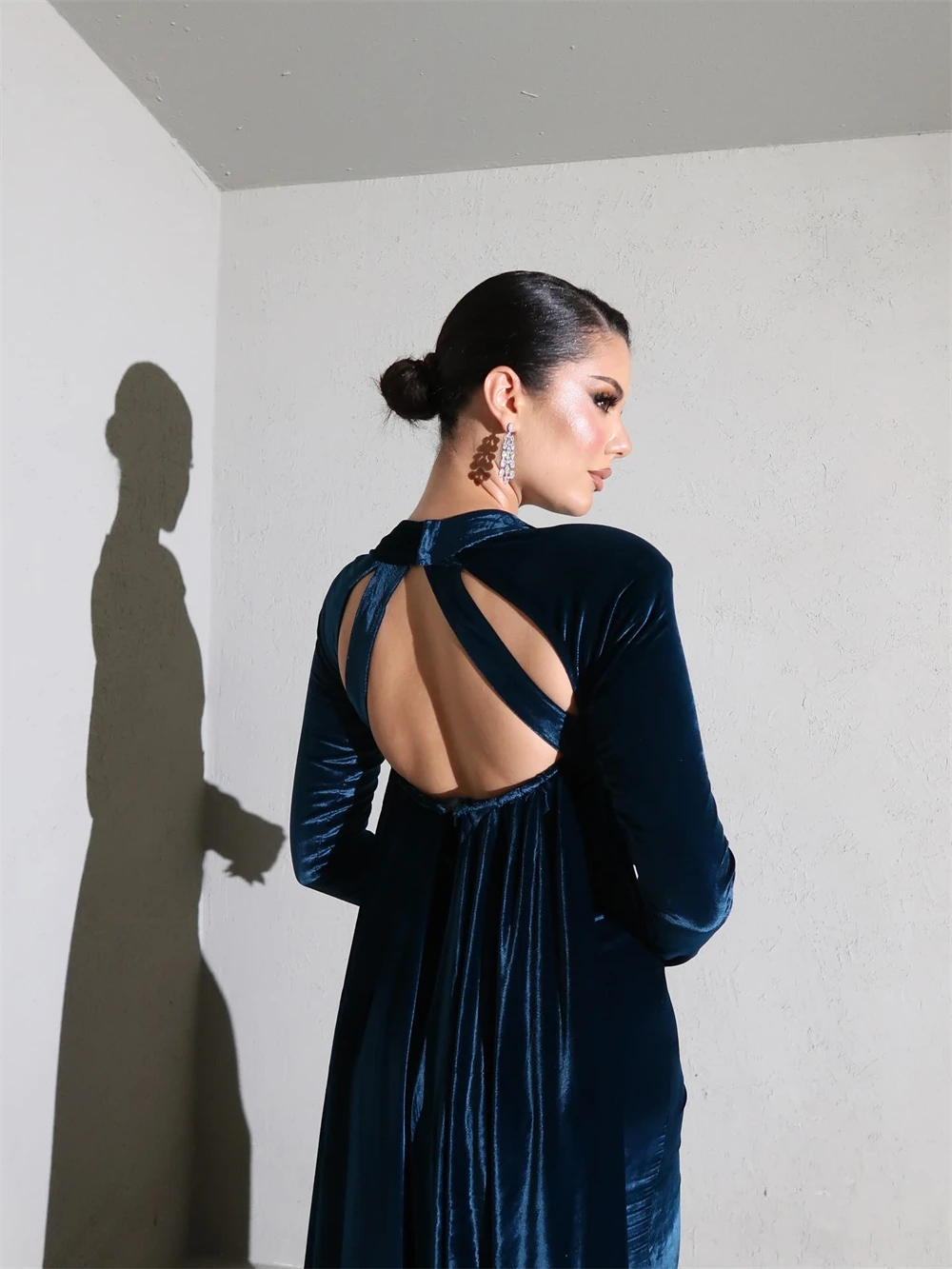 

Customized Simple Blue Velvet Evening Dress Formal O-Neck Long Sleeves Celebrity Gowns Sexy Straight Court Train Cocktail Dress